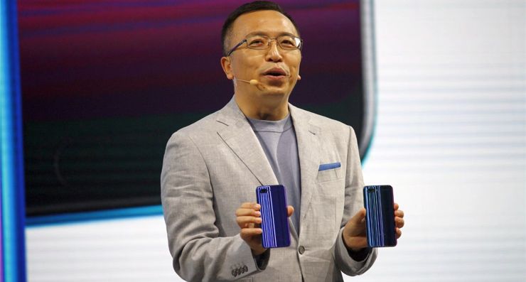 Honor 10 w dłoniach szefa firmy Honor 10 w dłoniach szefa firmy