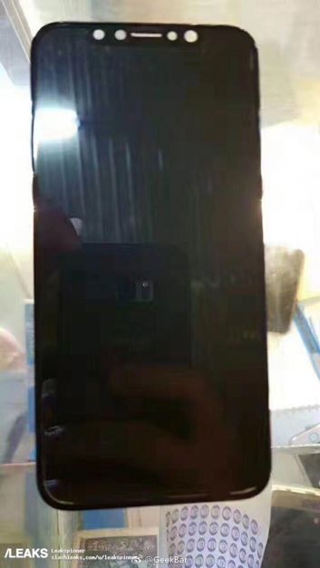 The front panel of the iPhone 8 The front panel of the iPhone 8