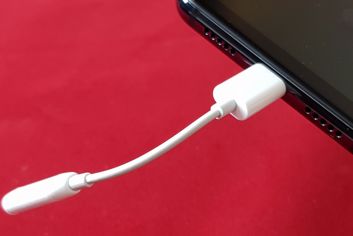 The adapter is average, but the etui is a decent addition The adapter is average, but the etui is a decent addition