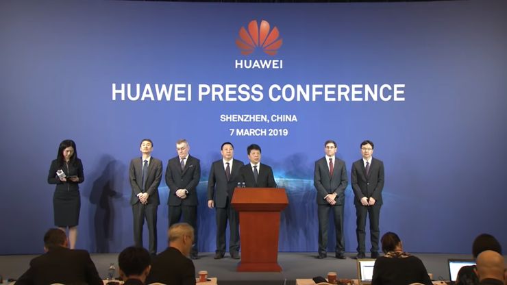Huawei pozywa Stany Zjednoczone - Mate X jako notatnik