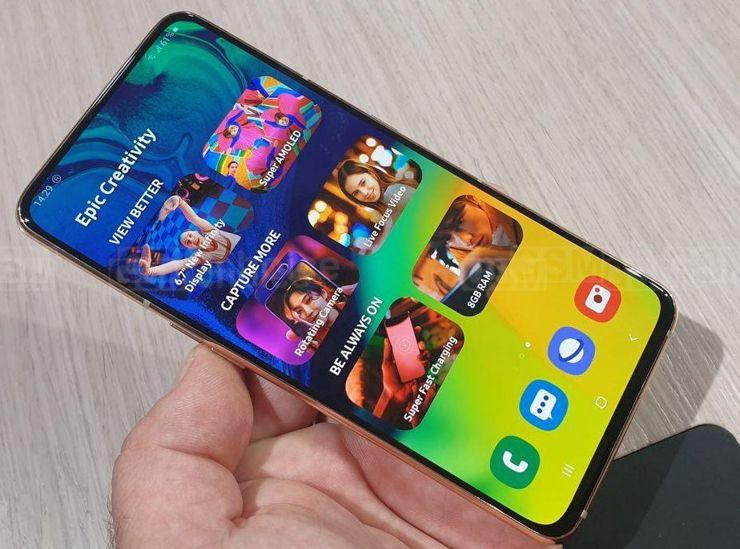 Podejrzewam, że Galaxy A90 otrzyma ekran bez wcięć Podejrzewam, że Galaxy A90 otrzyma ekran bez wcięć