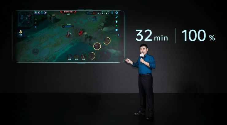 Zhang Jialiang prezentuje SuperVOOC 2.0 Zhang Jialiang prezentuje SuperVOOC 2.0