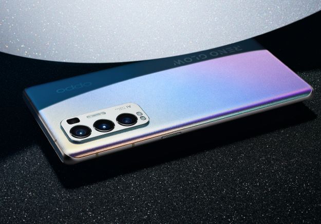 Oppo Reno 5 Pro+ prosto pod choinkę
