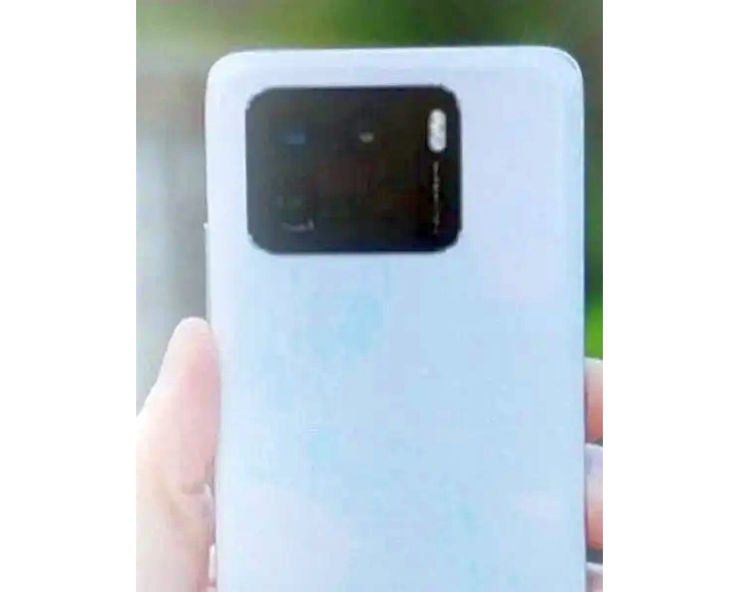 Xiaomi Mi 11 Pro na średnio wyraźnym zdjęciu Xiaomi Mi 11 Pro na średnio wyraźnym zdjęciu