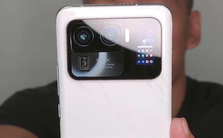 Będzie więcej smartfonów z ekranem na plecach!