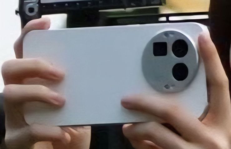 Realme GT 8 Pro pozuje do zdjęcia