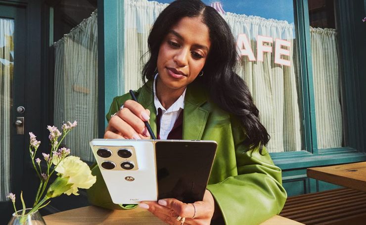 Motorola na CES. Signature, Razr Fold, FIFA, Moto Watch i Qira