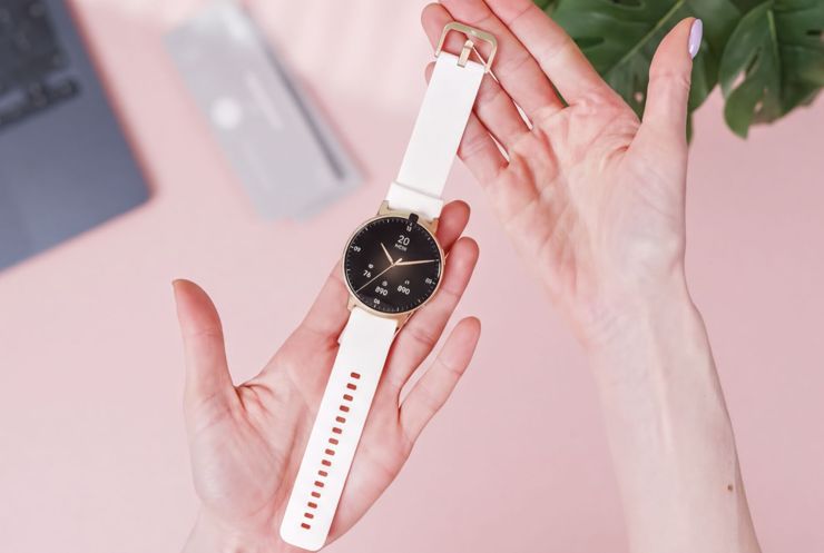 Smartwatch Hama 7020 wjeżdża na salony i siłownię. Elegancki, funkcjonalny i łaskawy dla portfela.