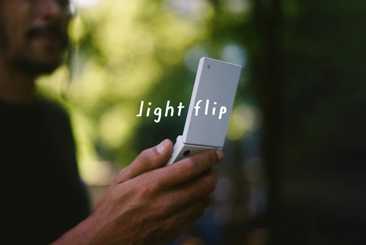 Light Flip Phone - ciekawostka w stylu retro