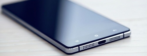 Oppo R1C pozuje przed obiektywem