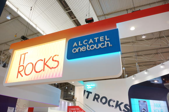 MWC 2015: Na stoisku Alcatela sporo idoli, zegarków i tabletów