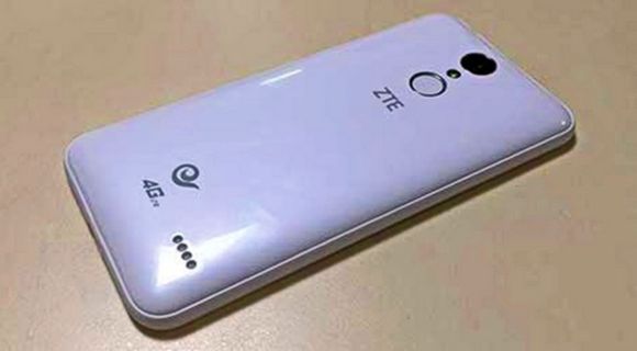 ZTE B880 pozuje na żywo