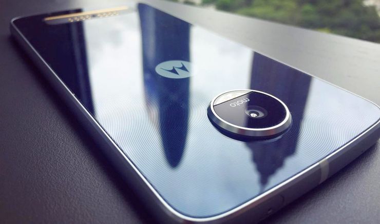 Moto Z Play pozuje w bieli (i czerni)
