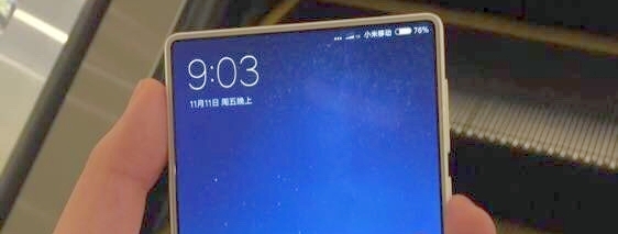 Xiaomi Mi MIX pozuje w bieli