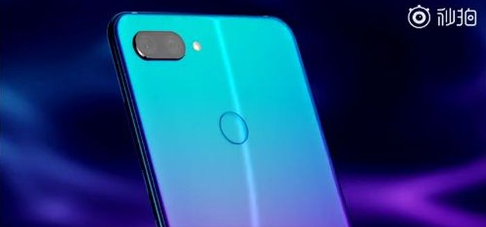 Xiaomi Mi 8 Youth w gradientowym odcieniu Xiaomi Mi 8 Youth w gradientowym odcieniu