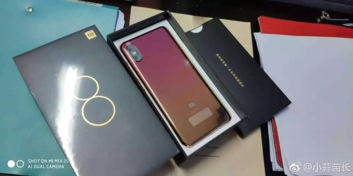 Xiaomi Mi 8 Screen Fingerprint Edition pozuje do zdjęć