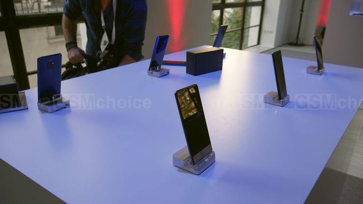 Who am AI? - standy z telefonami