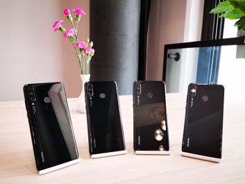 Poza tą fortepianową czernią i kolorem niebieskim, smartfon pojawi się także w bieli