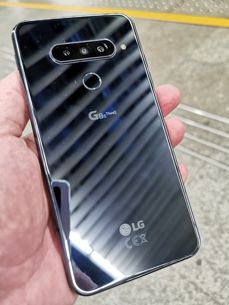 LG G8S Thinq na warszawskim peronie 