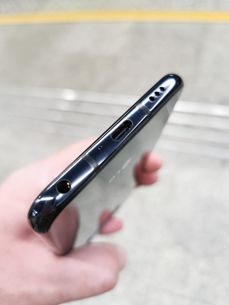 LG G8S Thinq na warszawskim peronie 