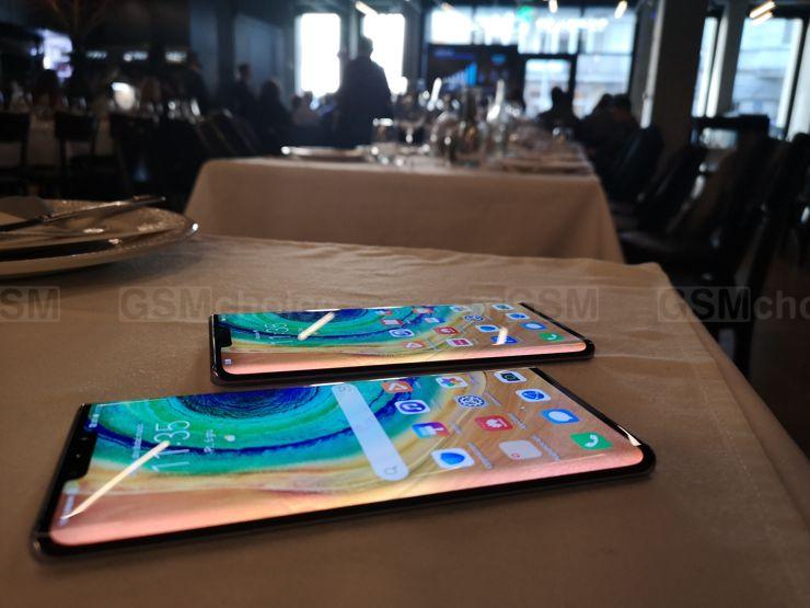 Huawei Mate 30 Pro pozuje we wnętrzach restauracji Warszawski Sen