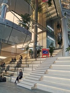 Huawei, sklep firmowy producenta w Shenzhen ze strefą edukacyjną