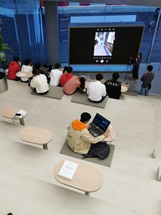 Huawei, sklep firmowy producenta w Shenzhen ze strefą edukacyjną