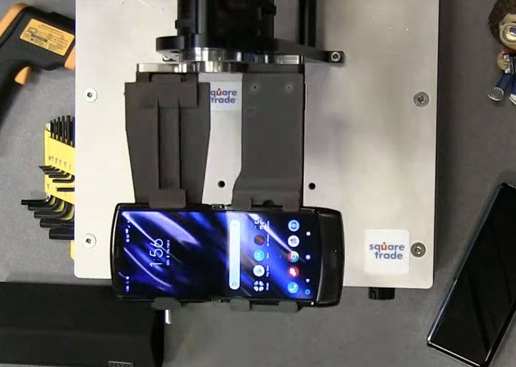 Motorola RAZR podczas testu na składanie