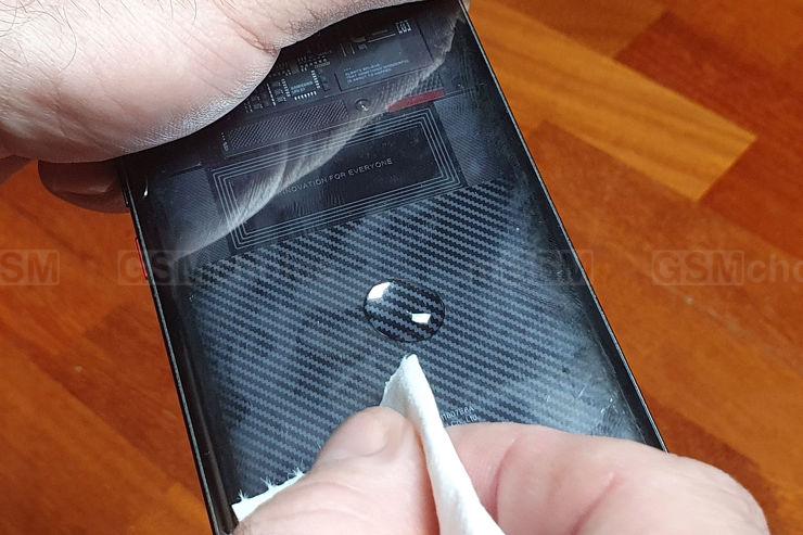 Telefon bez wodoszczelności czyścimy ostrożnie!