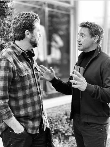OnePlusa 8 Pro w dłoni Roberta Downey Jr.