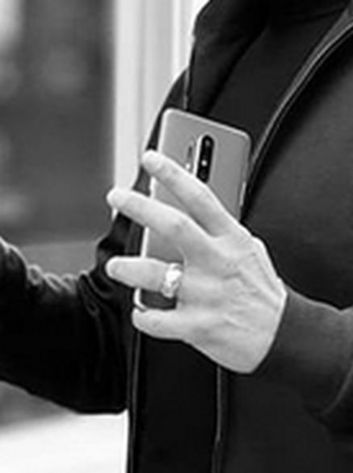 OnePlusa 8 Pro w dłoni Roberta Downey Jr.