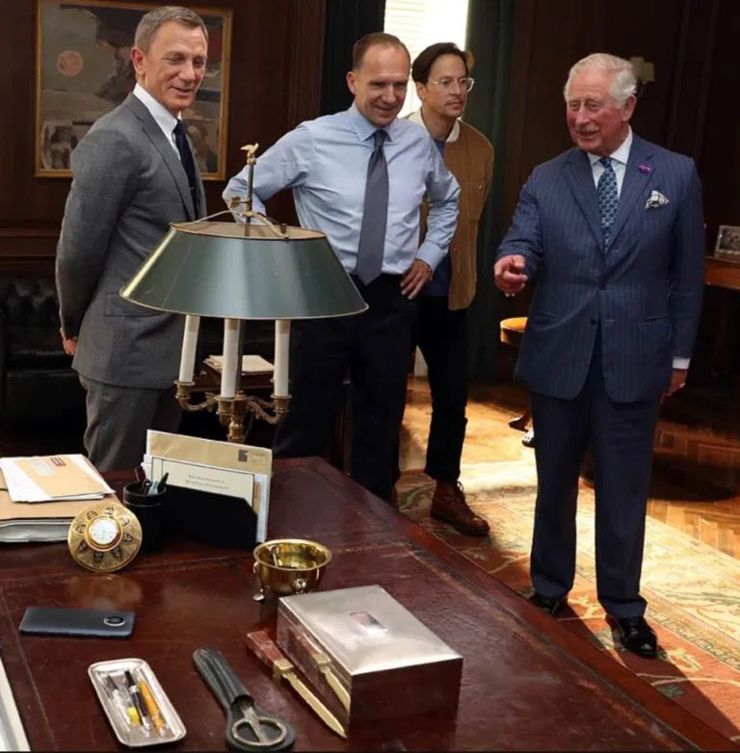 Kadr z tajemniczą Nokią na biurku Bonda