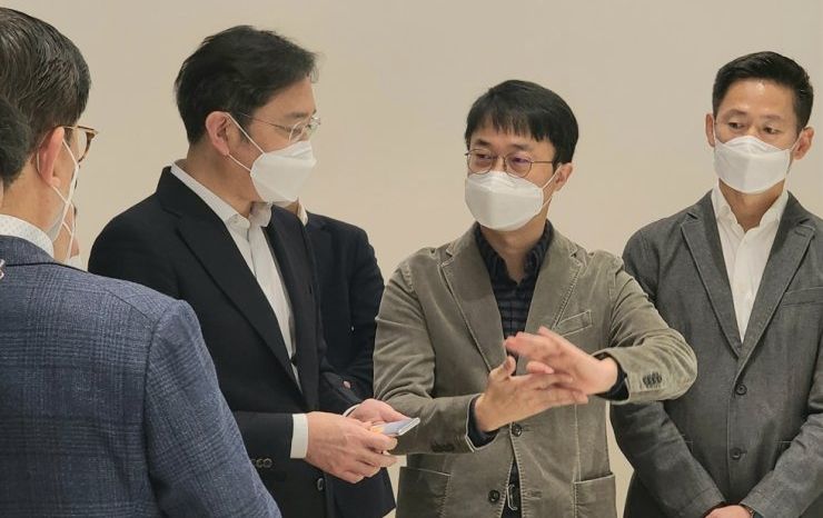 Lee Jae-Yong trzymajacy dziwny telefon