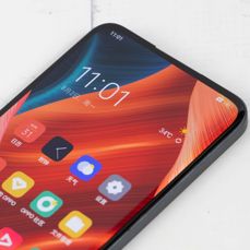 Prototypowy smartfon Oppo z aparatem umieszczonym pod ekranem Prototypowy smartfon Oppo z aparatem umieszczonym pod ekranem