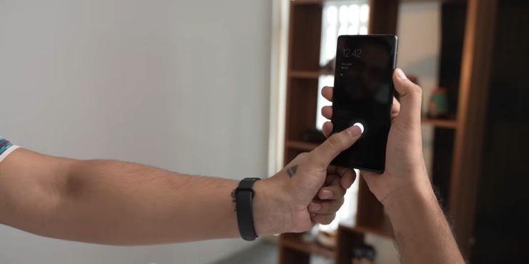 Nieznajomy palec, a mimo to Pixel 6a się otwiera!