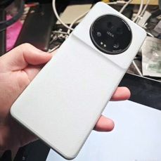Pokrowiec oraz ujawnione niedawno zdjęcie Xiaomi 13 Ultra