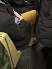 Jeśli się dobrze przyjrzycie, zobaczycie smartfon. A jeśli macie dużą wyobraźnię, zobaczycie składanego Pixela ;)