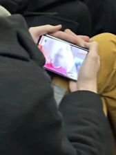 Jeśli się dobrze przyjrzycie, zobaczycie smartfon. A jeśli macie dużą wyobraźnię, zobaczycie składanego Pixela ;)
