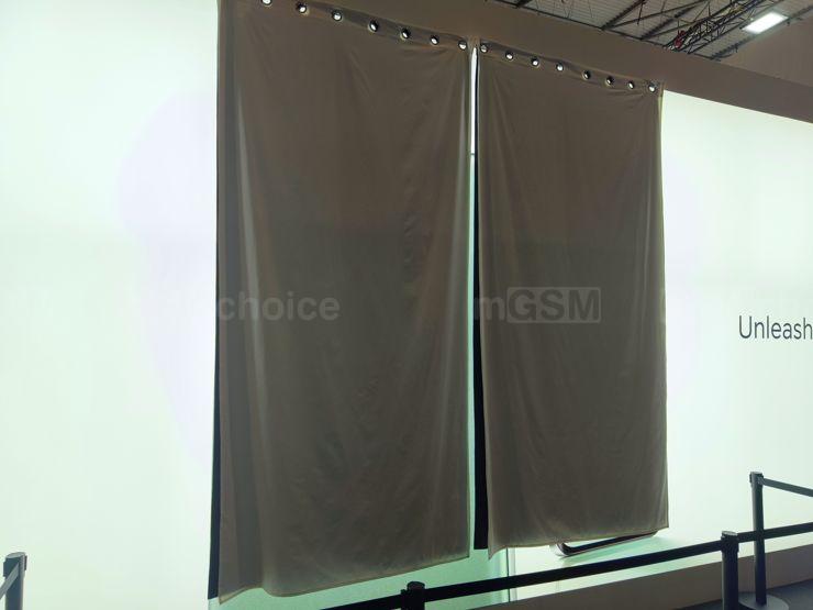 Zamaskowane stoisko Honora w przededniu premiery na targach MWC