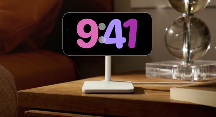 Ładujący się iPhone z iOS 17 pokaże widoczne z daleka informacje.