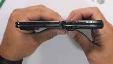 Zawias, akumulator i obudowa Honor Magic V2 w porównaniu z Galaxy Z Fold 5