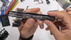 Zawias, akumulator i obudowa Honor Magic V2 w porównaniu z Galaxy Z Fold 5