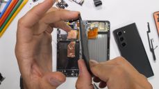 Zawias, akumulator i obudowa Honor Magic V2 w porównaniu z Galaxy Z Fold 5