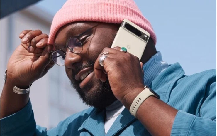 Google Pixel 8 Pro na zdjęciu przed premierą