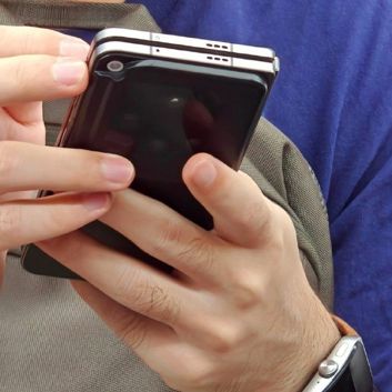 Zamaskowany Oppo Find N3 albo OnePlus Open w metrze