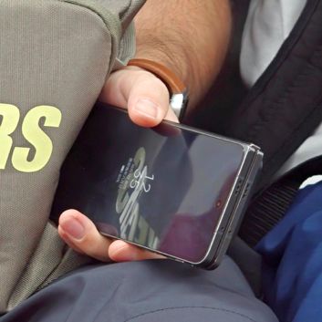 Zamaskowany Oppo Find N3 albo OnePlus Open w metrze