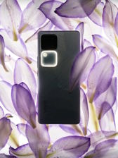 Vivo S18 w wersji turkusowej i czarnej