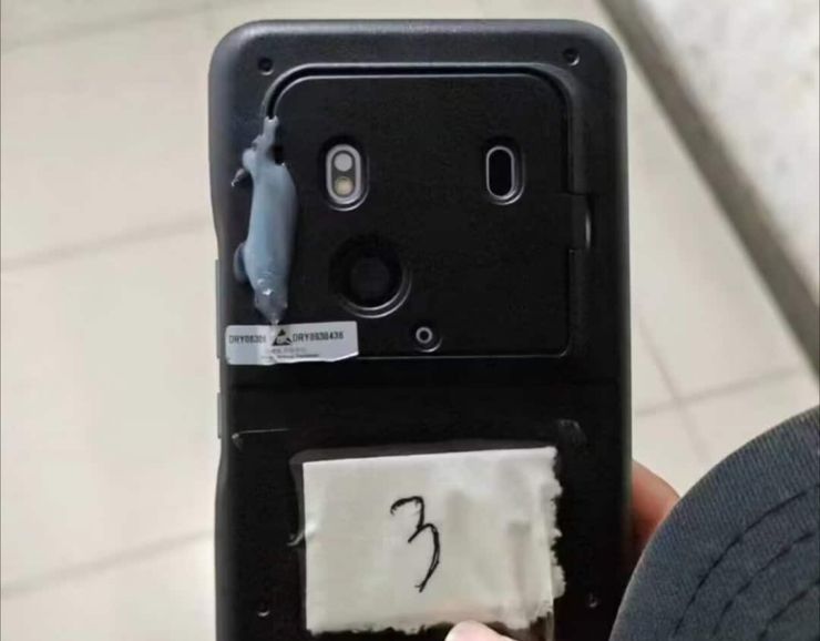 Honor Magic6 Pro w maskującym pokrowcu Honor Magic6 Pro w maskującym pokrowcu