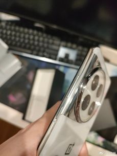 Szpara przy aparacie OnePlus 12