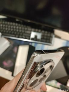 Szpara przy aparacie OnePlus 12